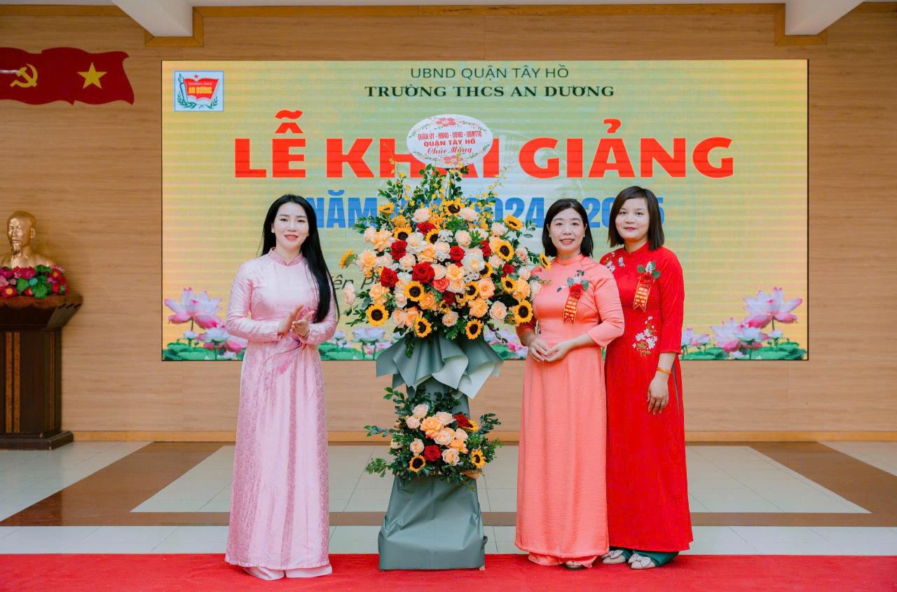 Đồng chí Bùi Thị Lan Phương - Quận ủy viên, Phó Chủ tịch UBND quận Tây Hồ tặng hoa chúc mừng Lễ khai giảng năm học mới 2024-2025 tại trường THCS An Dương